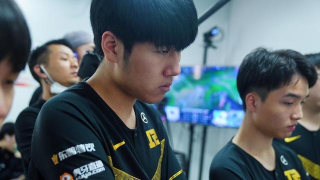 两位选手分 两位选手分